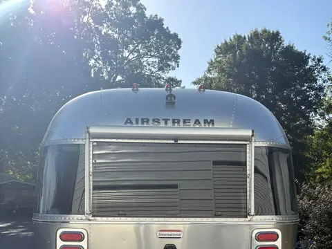 2023 Airstream International Ocean Breeze 27FBT twin — photo 2