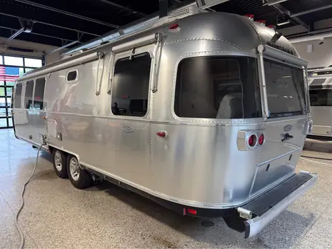 2018 Airstream Classic — photo 3