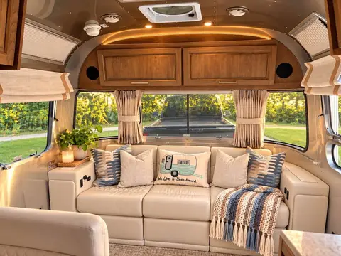 2025 Airstream Classic 30RB Queen — photo 4