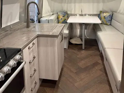 2023 Airstream International Twin — photo 3