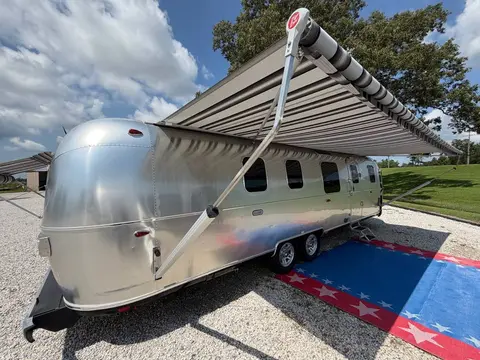 2025 Airstream Classic 33FB — photo 5