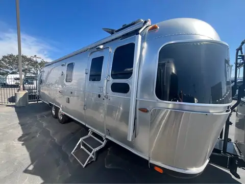 2018 Airstream Classic 30RBQ — photo 4