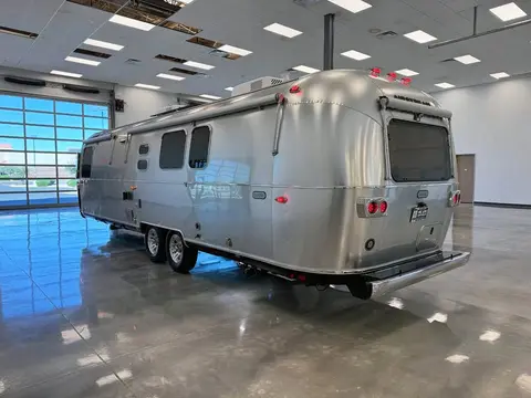 2026 Airstream Classic 33FBQ — photo 3