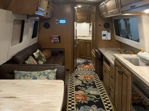 2021 Airstream Classic 33 FB — photo 4