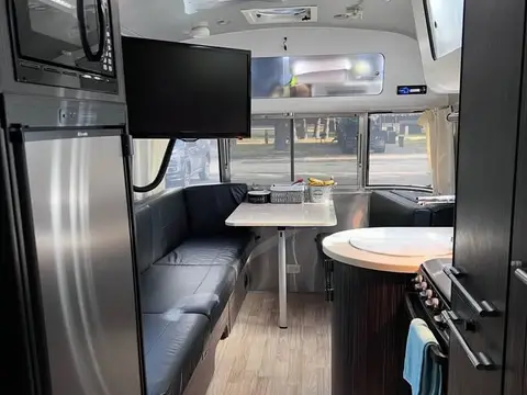 2014 Airstream International 23 ft — photo 3