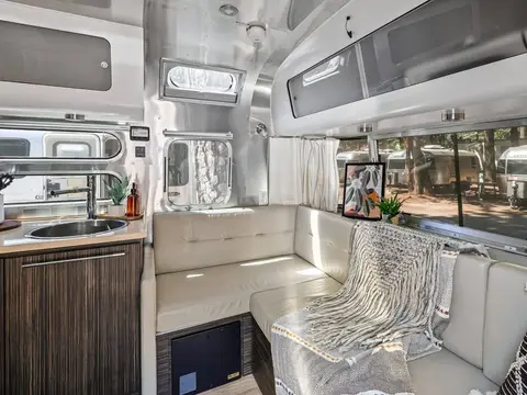 2014 Airstream International Signature 28 ft — photo 4
