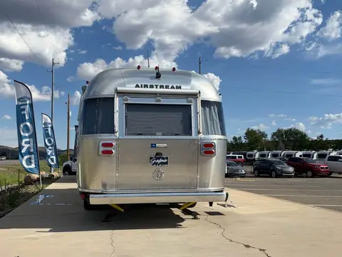 2018 Airstream Tommy Bahama 27FB — photo 3