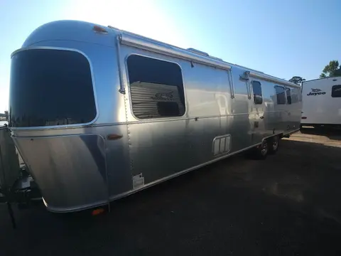 2020 Airstream Classic 33FBQ; — photo 3
