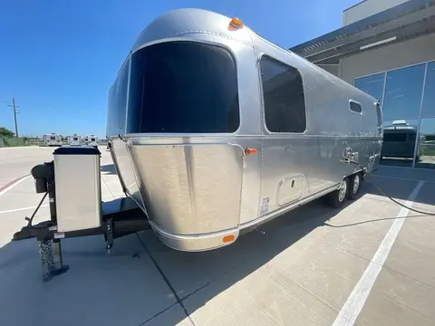 2022 Airstream Flying Cloud 25FBQ — photo 2