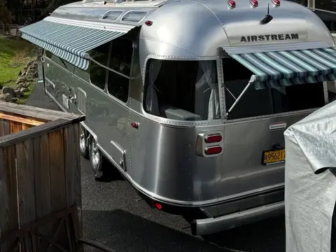 2021 Airstream International Serenity 27FB Twin — photo 3