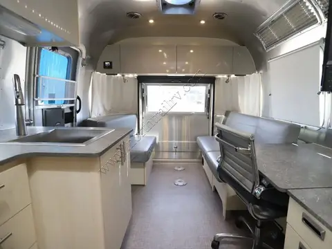 2022 Airstream Flying Cloud 27FB — photo 3
