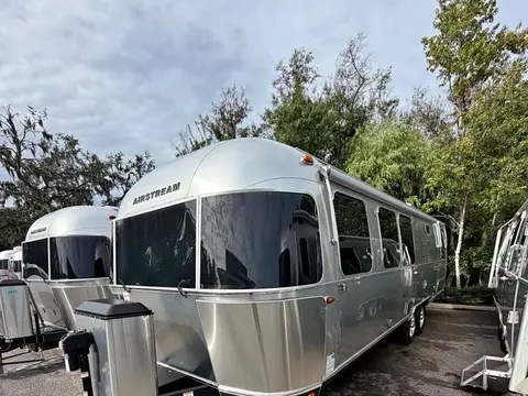 2025 Airstream Classic 30RBT — photo 1