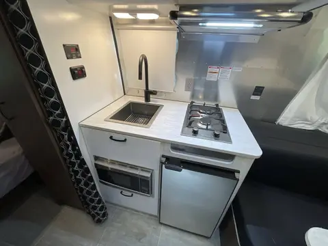 2020 Airstream Caravel 16RB — photo 4