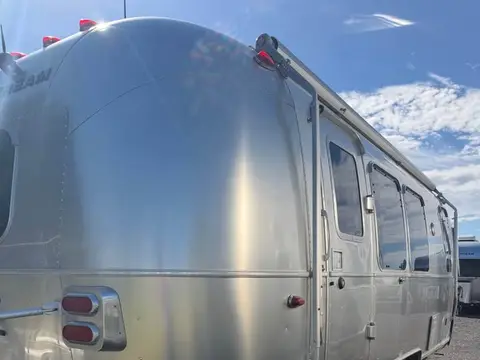 2017 Airstream Flying Cloud 23FB Queen — photo 4