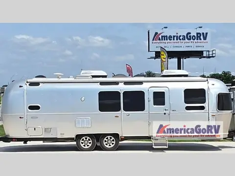 2017 Airstream Flying Cloud 30 Bunk FB — photo 3