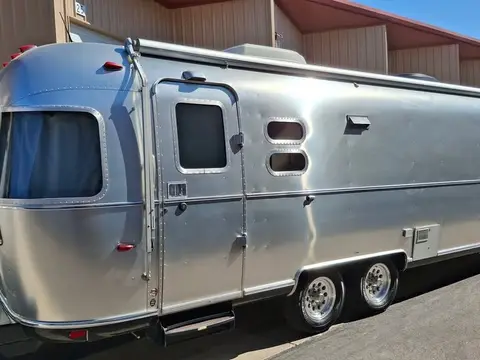 2018 Airstream International Serenity 27FB — photo 5