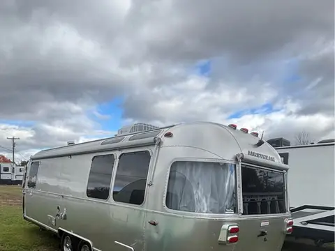 2025 Airstream International 27FB Queen — photo 4