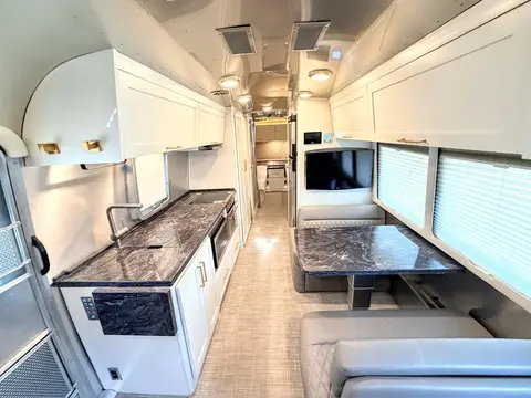 2021 Airstream Classic 30RBT — photo 2