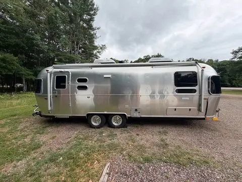 2021 Airstream International 27FB — photo 2