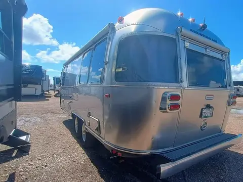 2022 Airstream International — photo 3