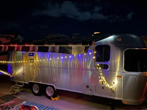 2021 Airstream Globetrotter 25FB — photo 2