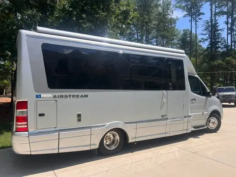2022 Airstream Tommy Bahama — photo 2