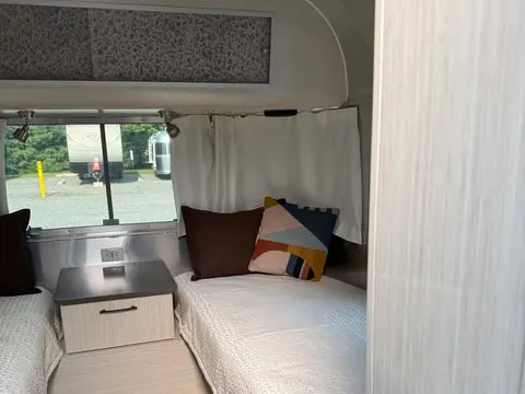 2020 Airstream International 27FB Twin; twin — photo 3