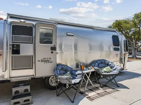 2018 Airstream International Signature 25FB Twin — photo 3