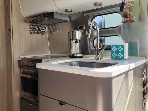 2020 Airstream Globetrotter 25 (Front Bed Twin) — photo 5