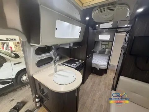 2015 Airstream International Signature 23D — photo 4