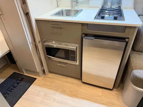 2025 Airstream Caravel 16RB — photo 4