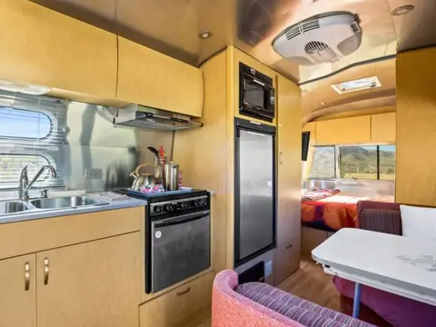 2010 Airstream Flying Cloud 23FB — photo 3