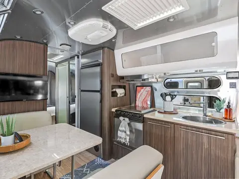 2014 Airstream International Signature 28 ft — photo 5