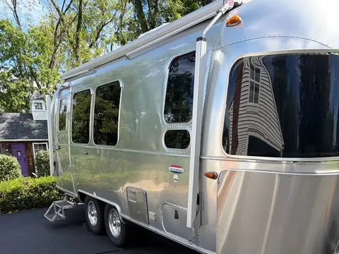 2019 Airstream International — photo 2