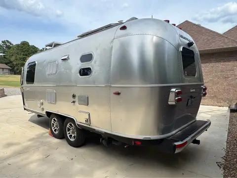 2017 Airstream International Signature 23FQ CCD — photo 3