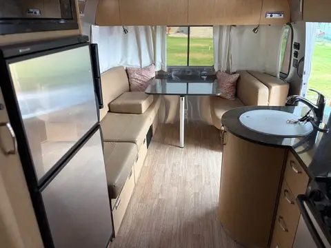 2016 Airstream Flying Cloud 26 ft 26 ft — photo 2