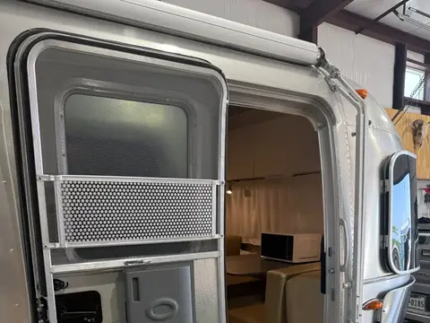 2023 Airstream Flying Cloud 25RB — photo 3