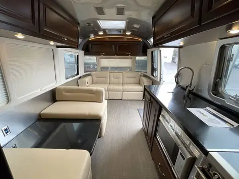 2017 Airstream Classic 30 — photo 4