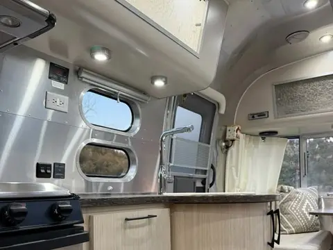 2016 Airstream International — photo 5