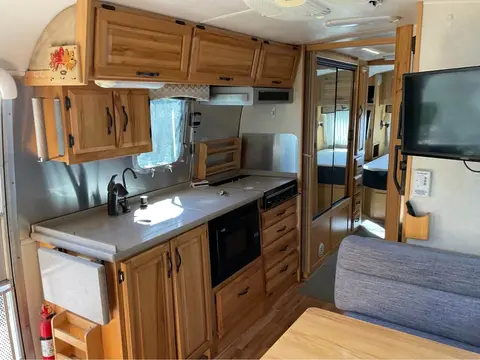 2010 Airstream Classic — photo 3