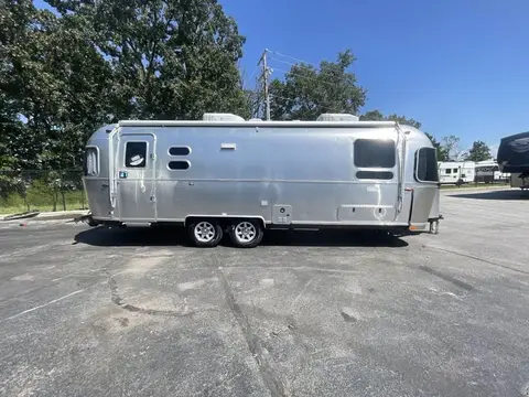 2024 Airstream Flying Cloud 27FB Twin — photo 2