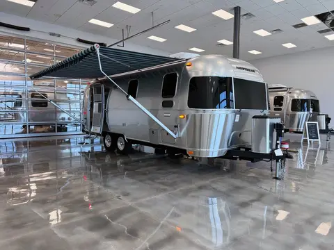 2027 Airstream International — photo 4