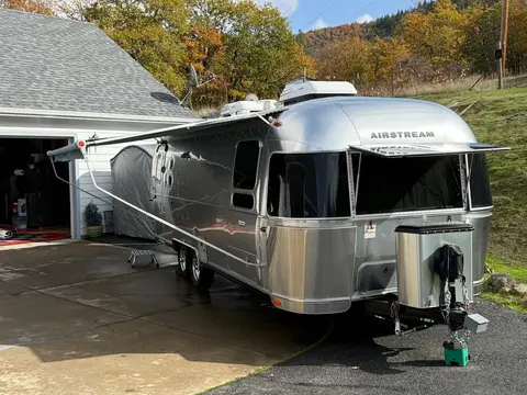 2021 Airstream International Serenity 27FB Twin — photo 2