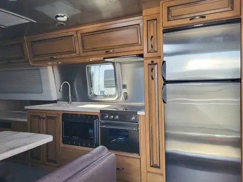 2020 Airstream Classic 33 Queen — photo 5