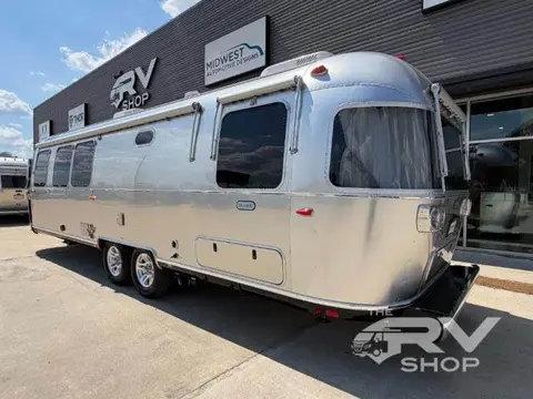 2027 Airstream Classic — photo 3
