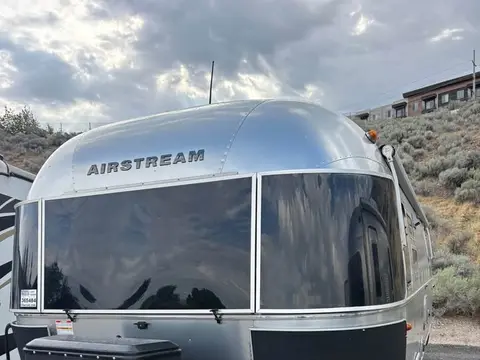 2019 Airstream International Signature 28RB — photo 2