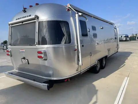 2017 Airstream International Signature 27FB — photo 3