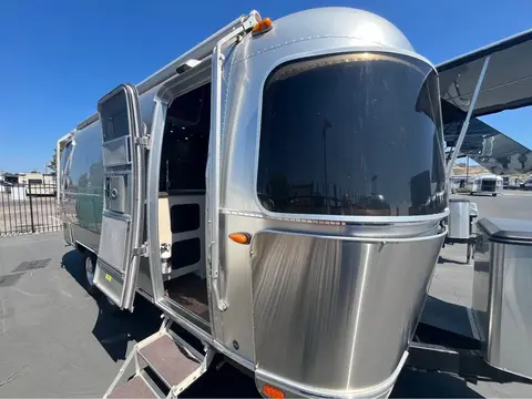 2017 Airstream International Serenity 23D — photo 1