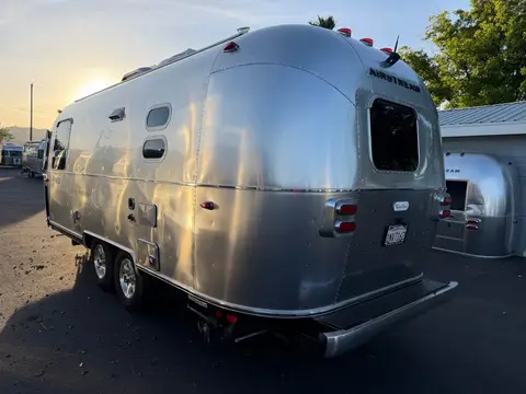 2022 Airstream Flying Cloud 23FBQ — photo 3