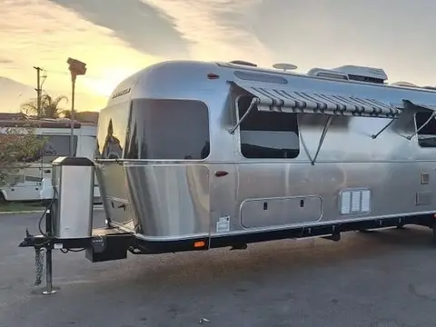 2018 Airstream Classic 33FB — photo 2